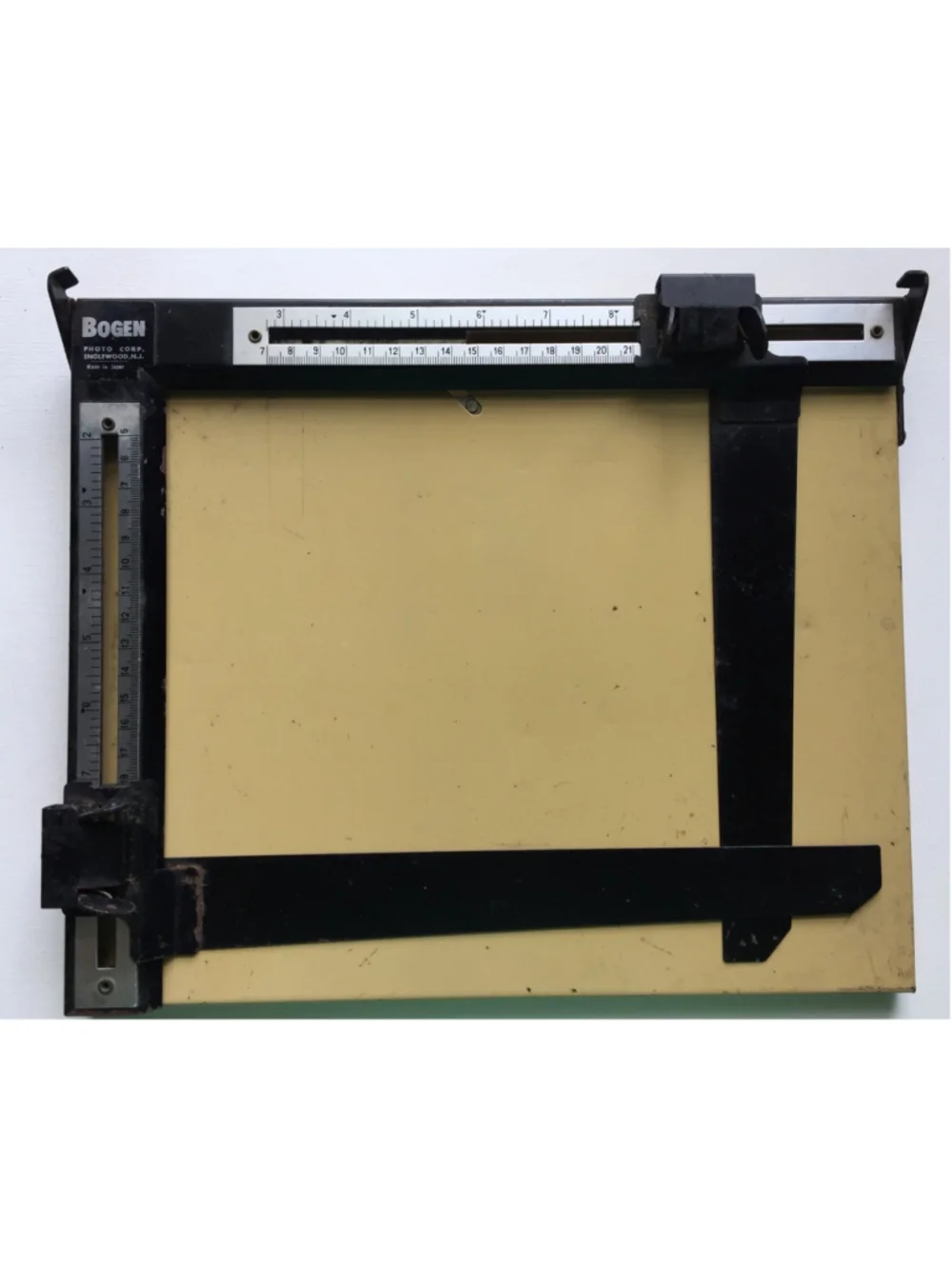 Bogen Photo Professional Enlarger Darkroom Adjustable Easel Two Blades 11x14